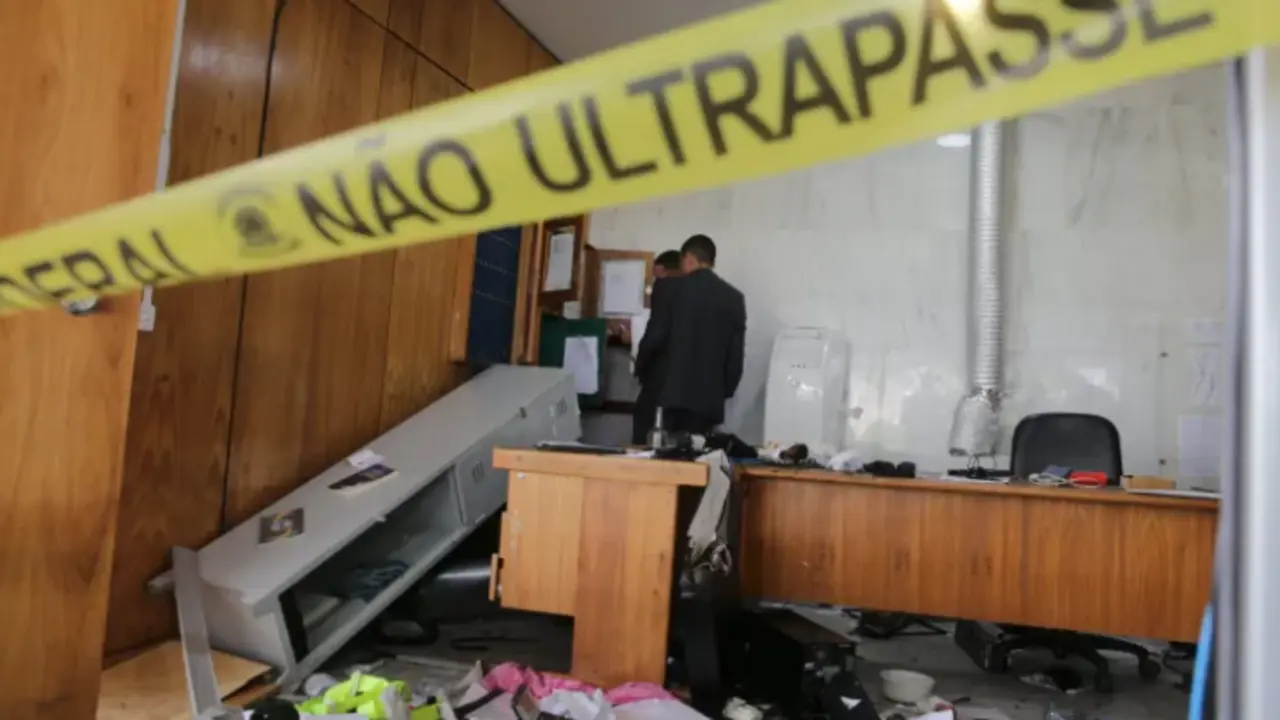 Dos hombres revisan una oficina destrozada al interior del Palacio de Planalto luego de que manifestantes bolsonaristas invadieran edificios gubernamentales en Brasilia (Brasil). EFE/Andr&eacute; Coelho