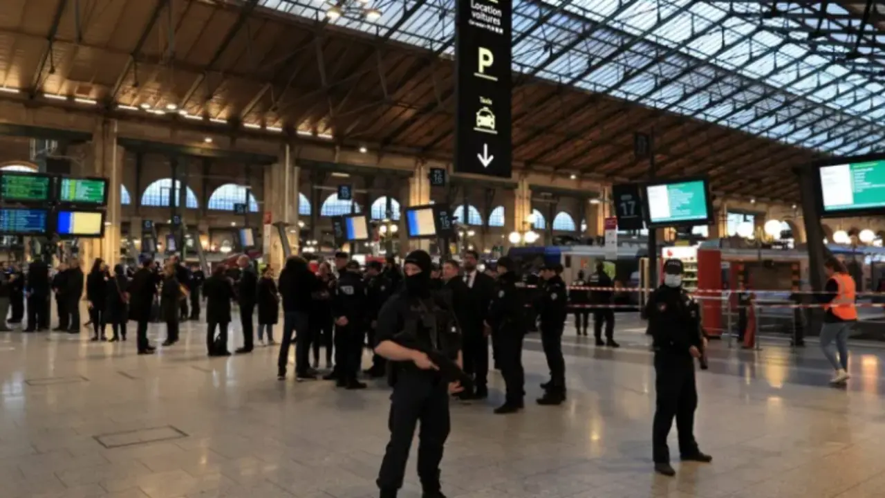 Oficiales de polic&iacute;a franceses custodian el vest&iacute;bulo de la Estaci&oacute;n de Norte de Par&iacute;s, depu&eacute;s de que un hombre hiriera con arma blanca a seis viajeros a primera hora de este mi&eacute;rcoles. EFE / Christophe Petit Tesson