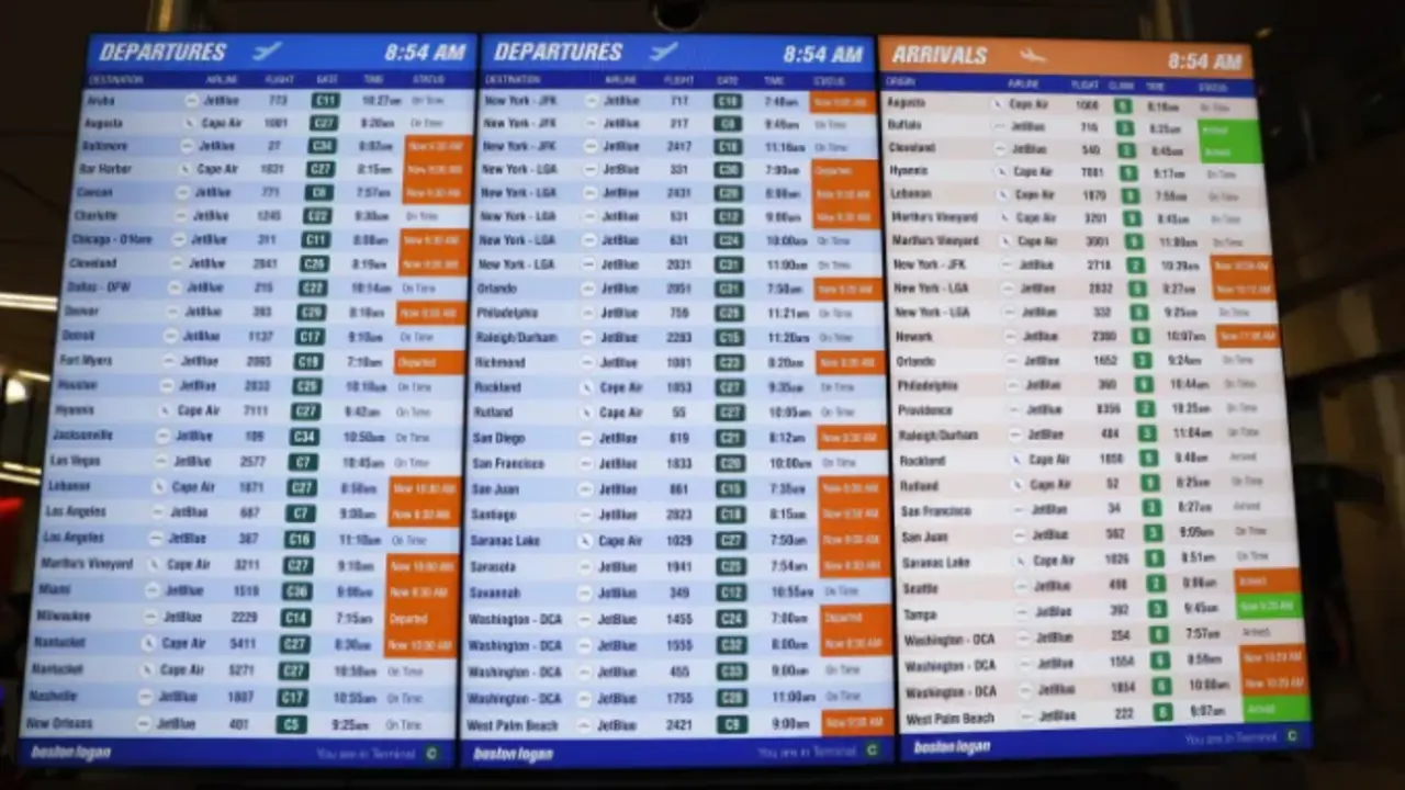 Un monitor muestra el estado de los vuelos en el Aeropuerto Logan de Boston, Massachusetts, este 11 de enero de 2023. EFE / Cj Gunther