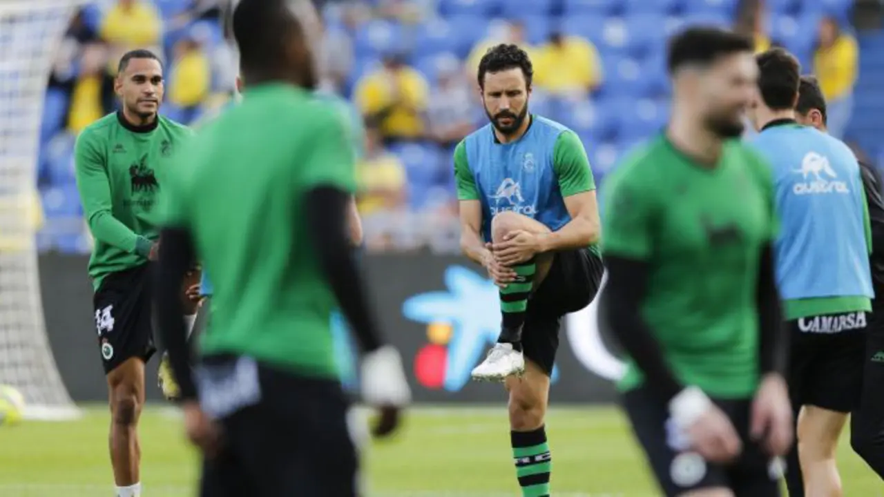 Germ&aacute;n, calentando con sus compa&ntilde;eros en el estadio Gran Canaria. / LA LIGA