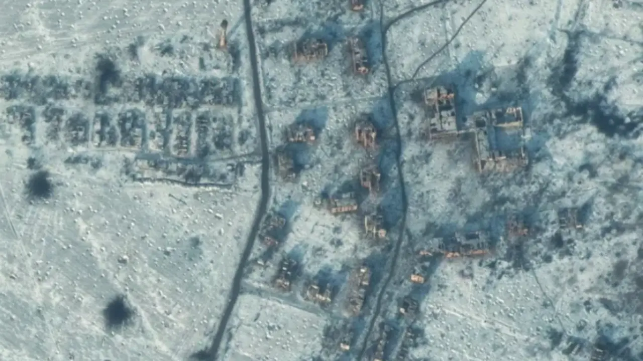 Una imagen por sat&eacute;lite proporcionada por Maxar Technologies muestra edificios destruidos en Soledar, Ucrania, el 11 de enero. EFE/EPA/MAXAR TECHNOLOGIES HANDOUT