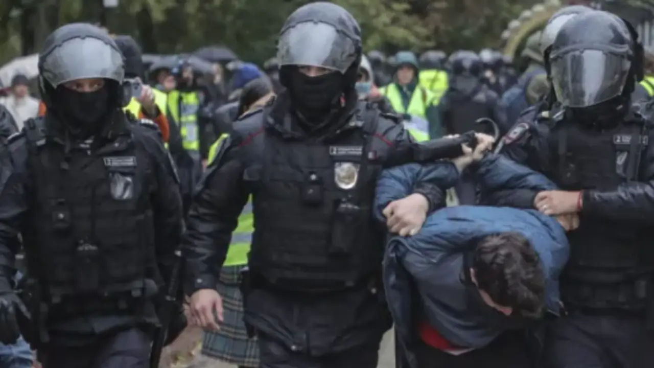 Efectivos de las Fuerzas de Seguridad rusas reduc&iacute;an a un asistente a una manifestaci&oacute;n en Mosc&uacute; el pasado mes de octubre contra la invasi&oacute;n rusa de Ucrania . EFE/EPA/Maxim Shipenkov