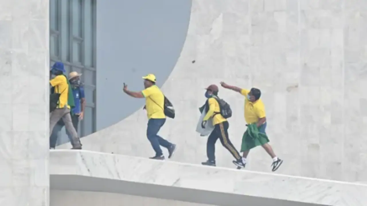 Seguidores del expresidente brasile&ntilde;o Jair Bolsonaro invaden el Palacio de Planalto, sede del Ejecutivo, y la Corte Suprema, despu&eacute;s de haber irrumpido antes en el Congreso Nacional. EFE/Andr&eacute; Borges