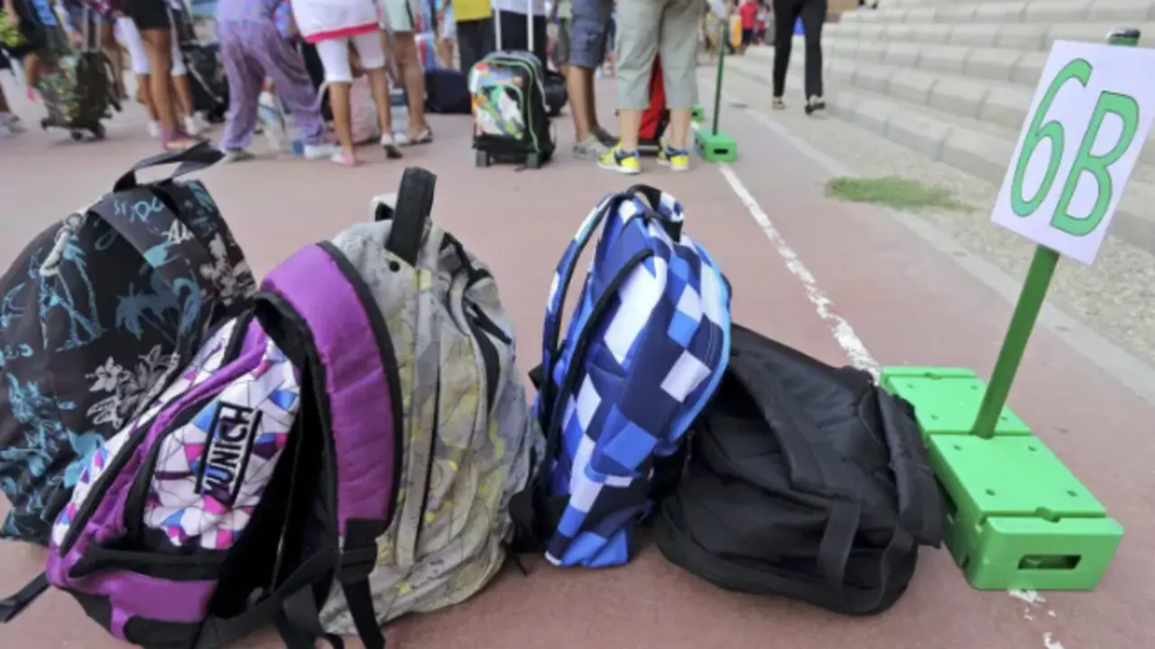 Varias mochilas del alumnado en el recreo de una escuela. EFE/Manuel Bruque/Archivo