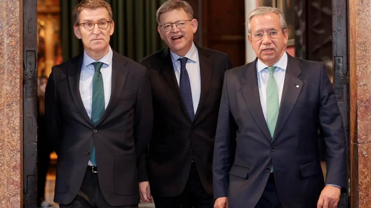 El president de la Generalitat, Ximo Puig (c), el l&iacute;der del PP, Alberto N&uacute;&ntilde;ez Feij&oacute;o (i), y el presidente de la Fundaci&oacute;n Profesor Manuel Broseta, Vicente Garrido, a su llegada al acto de entrega del XXXI Premio de Convivencia. EFE / Manuel Bruque