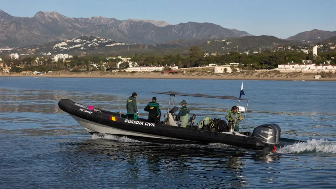 Los GEAS de la Guardia Civil reanudan la b&uacute;squeda de los restos de la mujer asesina por su expareja. EFE / Carlos D&iacute;az
