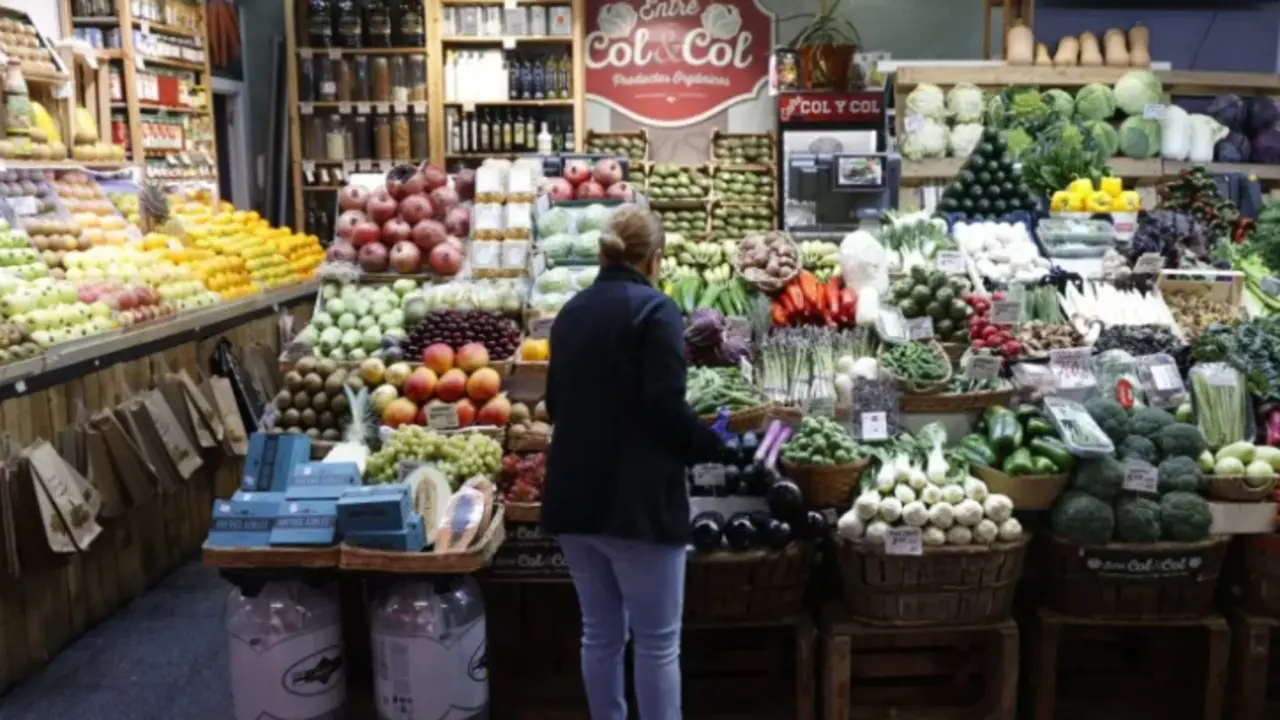 Un puesto en un mercado en Madrid, en una imagen de archivo. EFE/Mariscal
