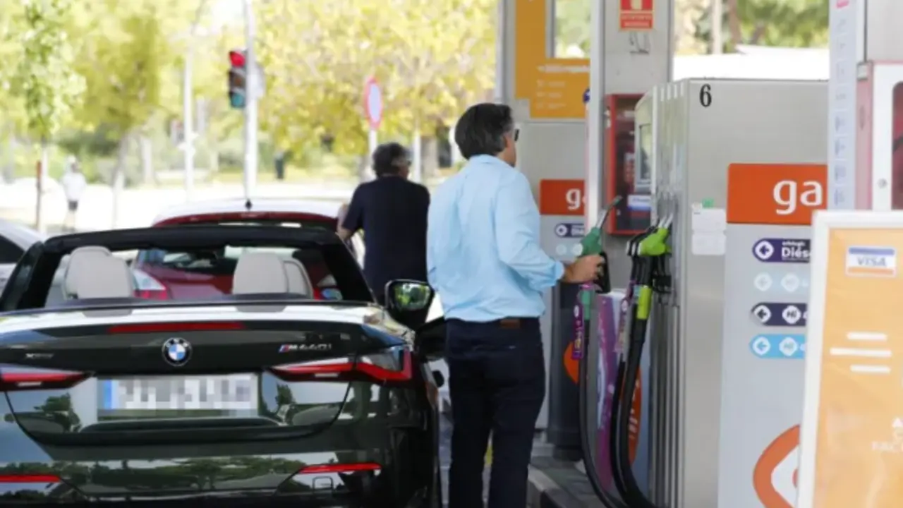 Unas personas repostan combustible en una gasolinera de Madrid, en una imagen de archivo. EFE/Luis Mill&aacute;n