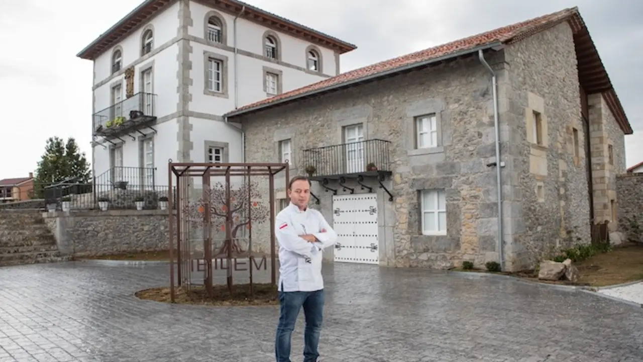 Rub&eacute;n Abascal posa frente a la fachada del restaurante Ibidem, en Arnuero. / ALERTA