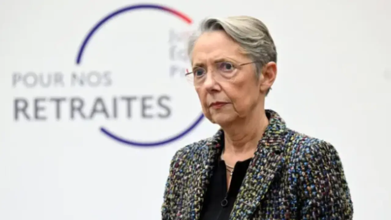 La primera ministra de Francia, Elisabeth Borne, asiste a una rueda de prensa para presentar el plan del gobierno para una reforma de las pensiones en Par&iacute;s, Francia. EFE/EPA/Bertrand Guay/Pool