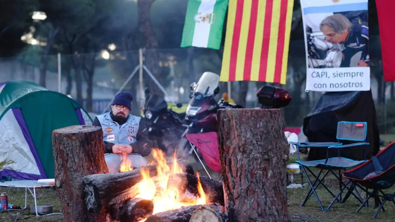 Un motero se calienta en una hoguera este viernes en el campamento de la concentraci&oacute;n motera invernal Ping&uuml;inos 2023. EFE / Nacho Gallego
