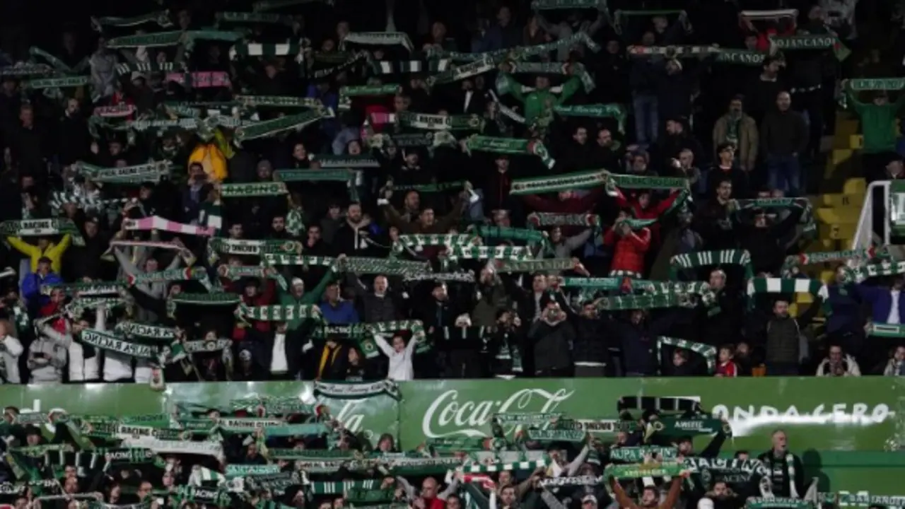Aficionados del Racing durante el partido ante el Sporting.