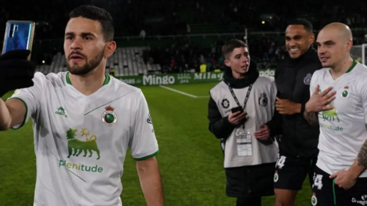 Los jugadores verdiblancos celebran la victoria muy necesitada ante el Sporting de Gij&oacute;n en El Sardinero. / laliga