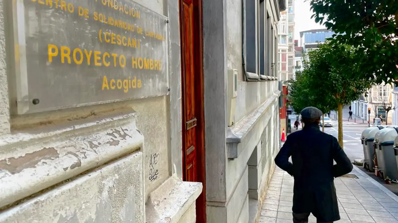 Un usuario sale de las instalaciones del Proyecto Hombre Cantabria, en Santander. Tras un a&ntilde;o en uno de los programas de Proyecto Hombre para luchar contra las adicciones, Ram&oacute;n -nombre ficticio- ha dejado atr&aacute;s su consumo diario de coca&iacute;na, que le hizo "perderlo todo" y encara por "metas" su recuperaci&oacute;n, con el convencimiento de que "no volver&aacute; al sitio" en el que ha estado. EFE/ Pablo Ayerbe