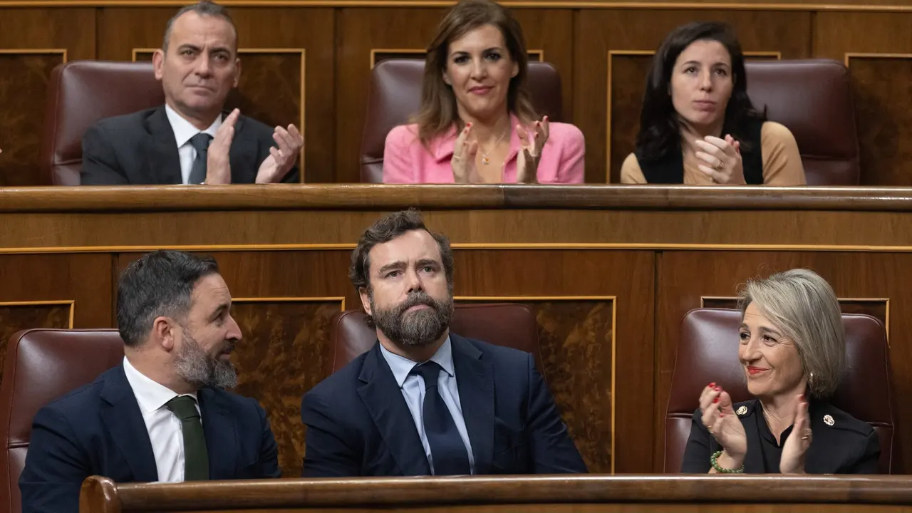 El l&iacute;der de Vox, Santiago Abascal (i) y el portavoz parlamentario de Vox en el Congreso, Iv&aacute;n Espinosa de los Monteros (c), durante una sesi&oacute;n plenaria en el Congreso de los Diputados. E.P. / Eduardo Parra