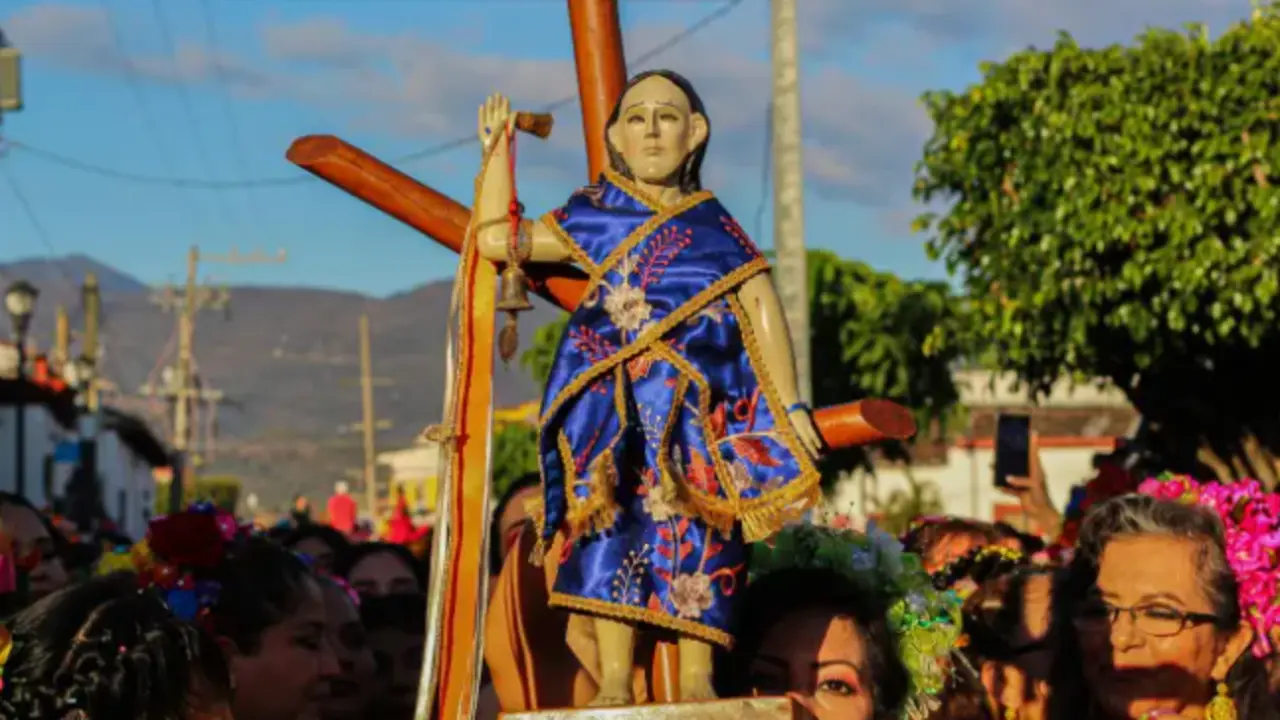 Mujeres danzantes participan en una peregrinaci&oacute;n en honor a San Sebasti&aacute;n M&aacute;rtir hoy, por las calles del municipio Chiapa de Corzo, estado de Chiapas (M&eacute;xico). EFE/Carlos L&oacute;pez