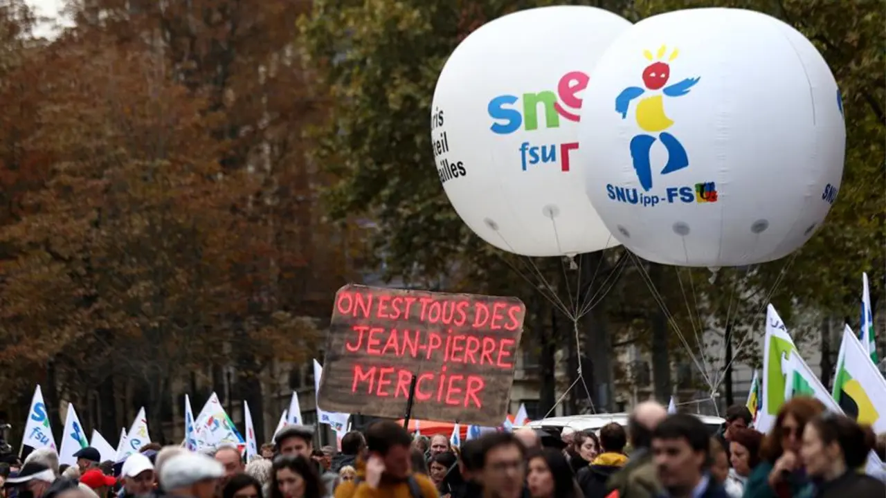 Francia se prepara para una gran movilizaci&oacute;n social esta semana, con una huelga nacional y manifestaciones el pr&oacute;ximo jueves, en protesta por la reforma de las pensiones del Gobierno. EFE / Mohammed Badra