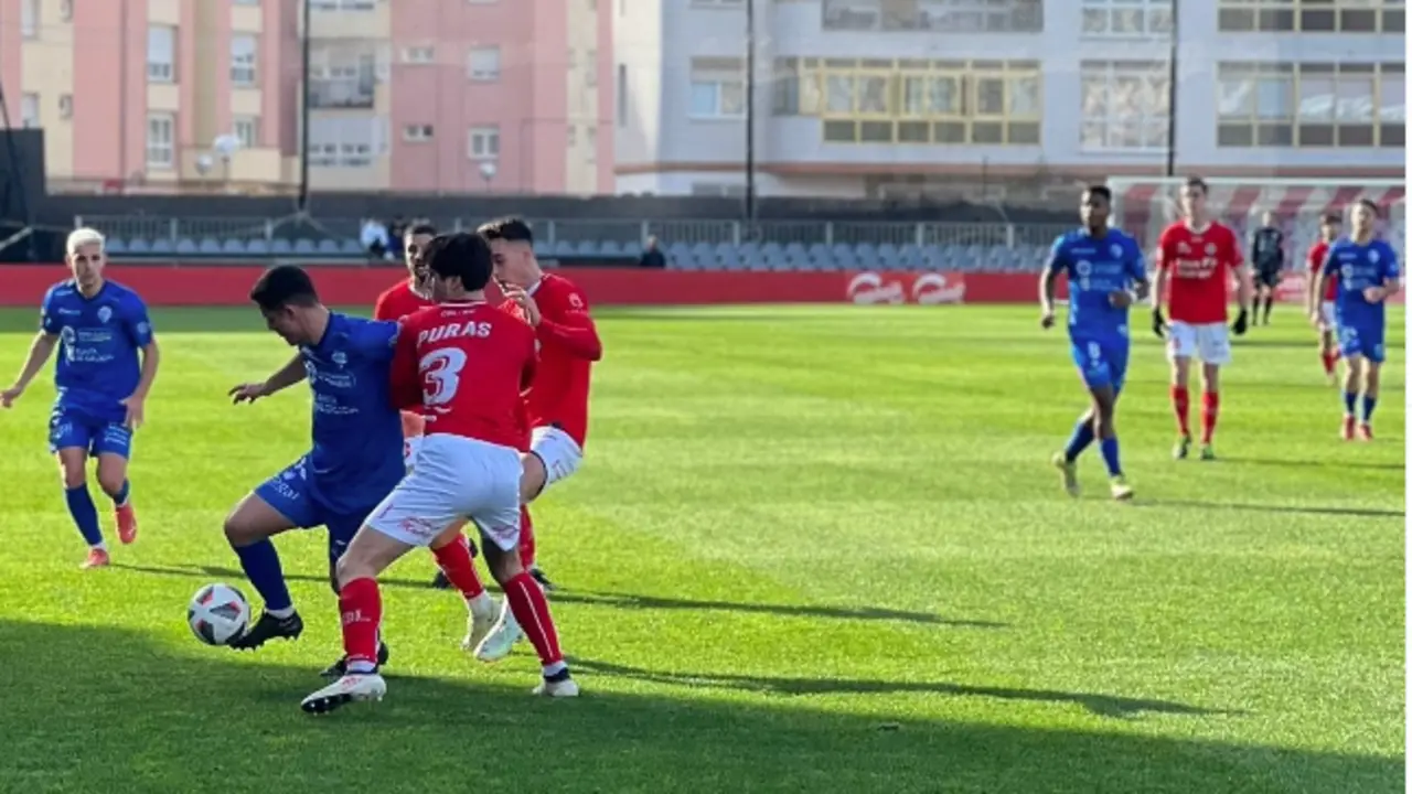 Los jugadores del Laredo intentan quitar el bal&oacute;n a uno del Ourense en campo San Lorenzo.