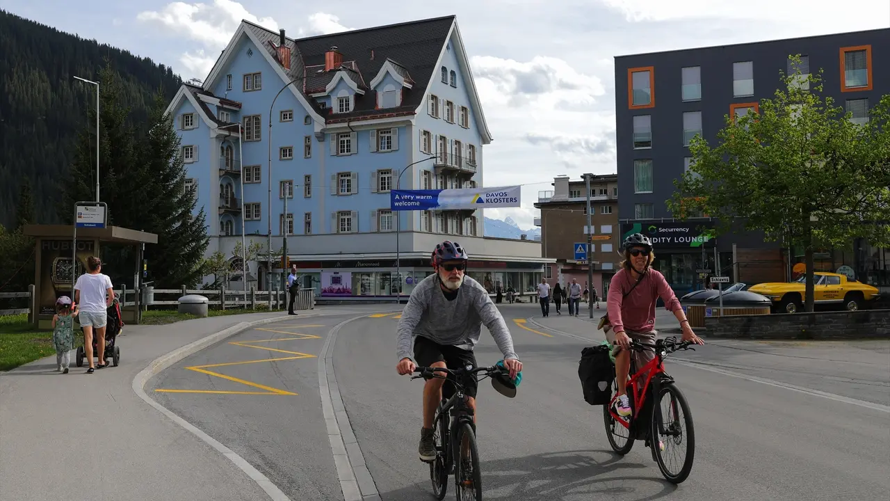Ciclistas en Davos durante la celebraci&oacute;n del Foro Econ&oacute;mico Mundial, en abril de 2022. E.P. / ZHENG HUANSONG