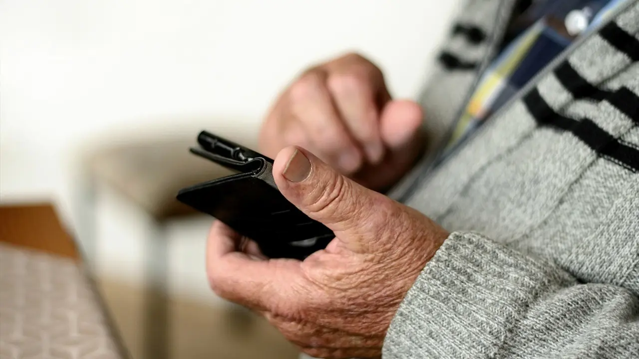 Algunos mayores se adaptan al uso de la tecnolog&iacute;a para el manejo de sus cuentas. E.P.