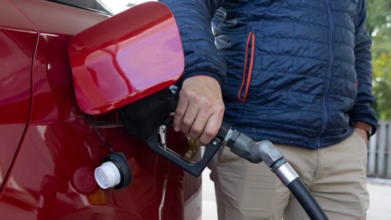 Una persona pone gasolina en una estaci&oacute;n de servicio. EFE / Michael Reynolds