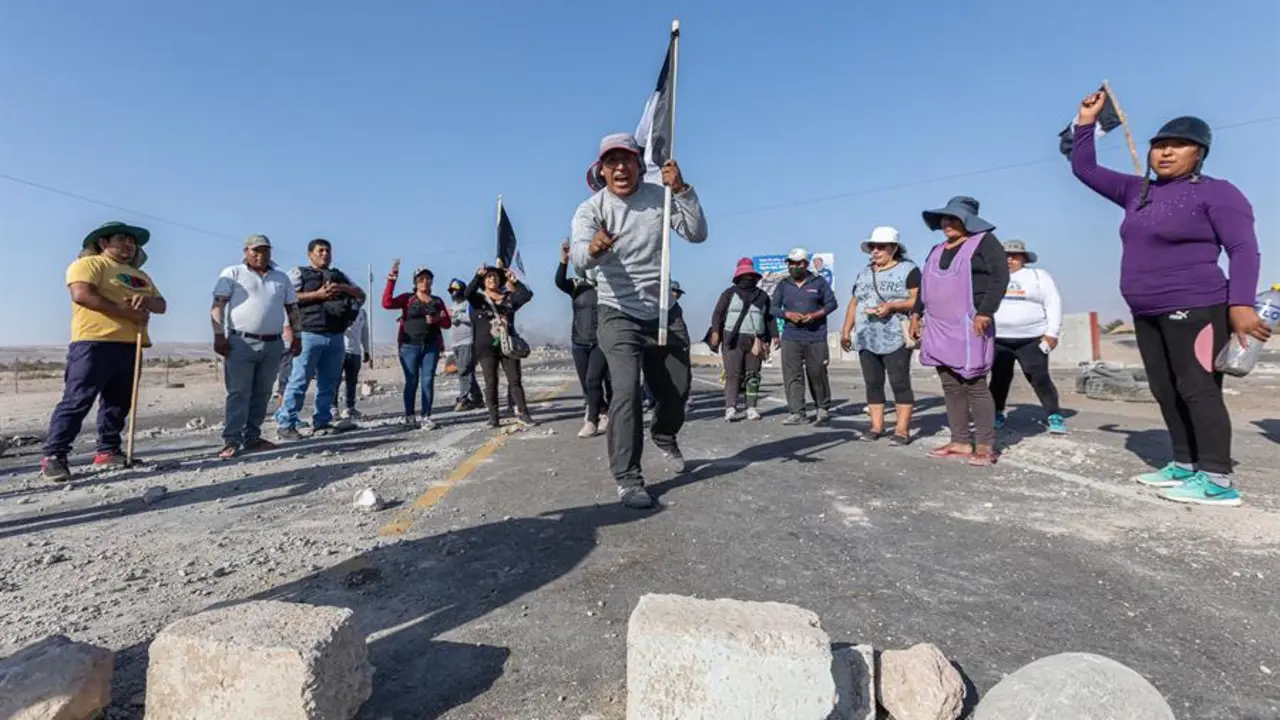 Cientos de manifestantes bloquean, la carretera que une los pa&iacute;ses de Per&uacute; y Chile, en una nueva jornada de manifestaciones. EFE / Rafael Arancibia
