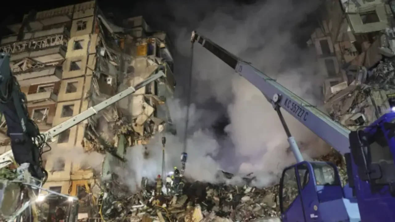 El equipo de rescate trabaja entre los escombros de un edificio residencial da&ntilde;ado por los bombardeos en Dnipro, sureste de Ucrania. EFE / Sergey Kozlov