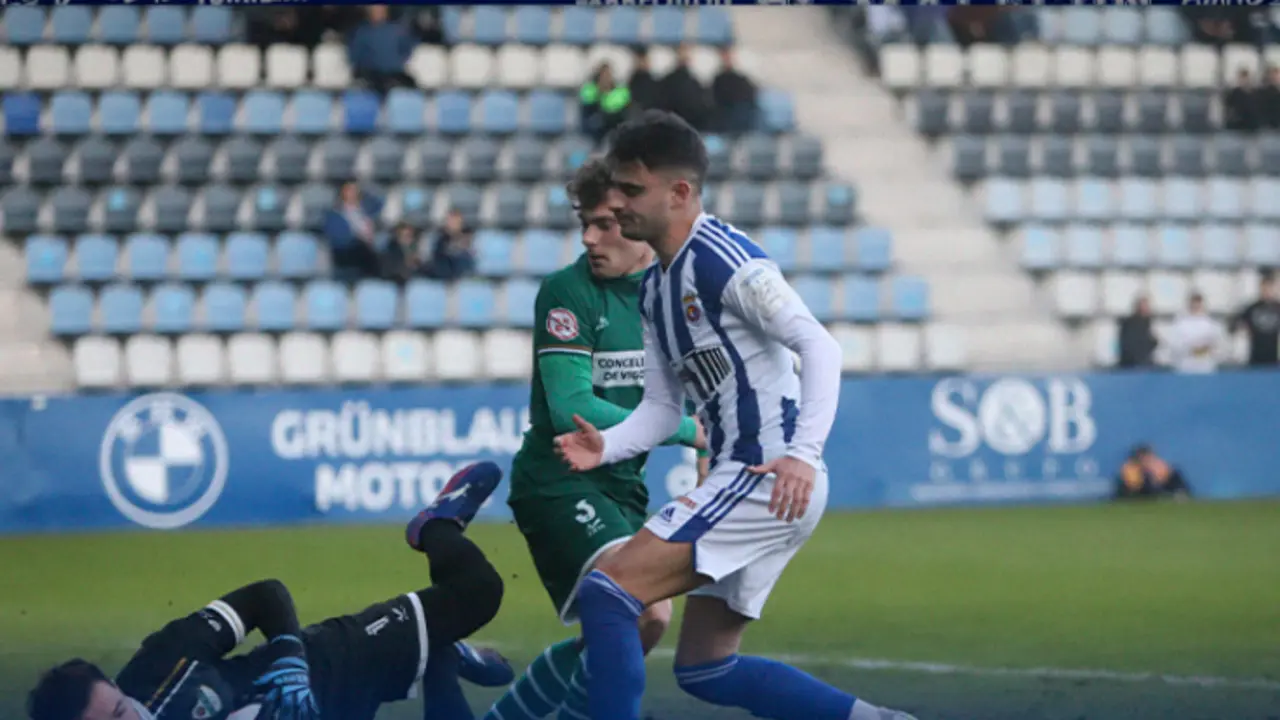 El jugador de la Gimn&aacute;stica tras una ocasi&oacute;n de gol encara al portero del Goruxo en el Malec&oacute;n. / ALERTA
