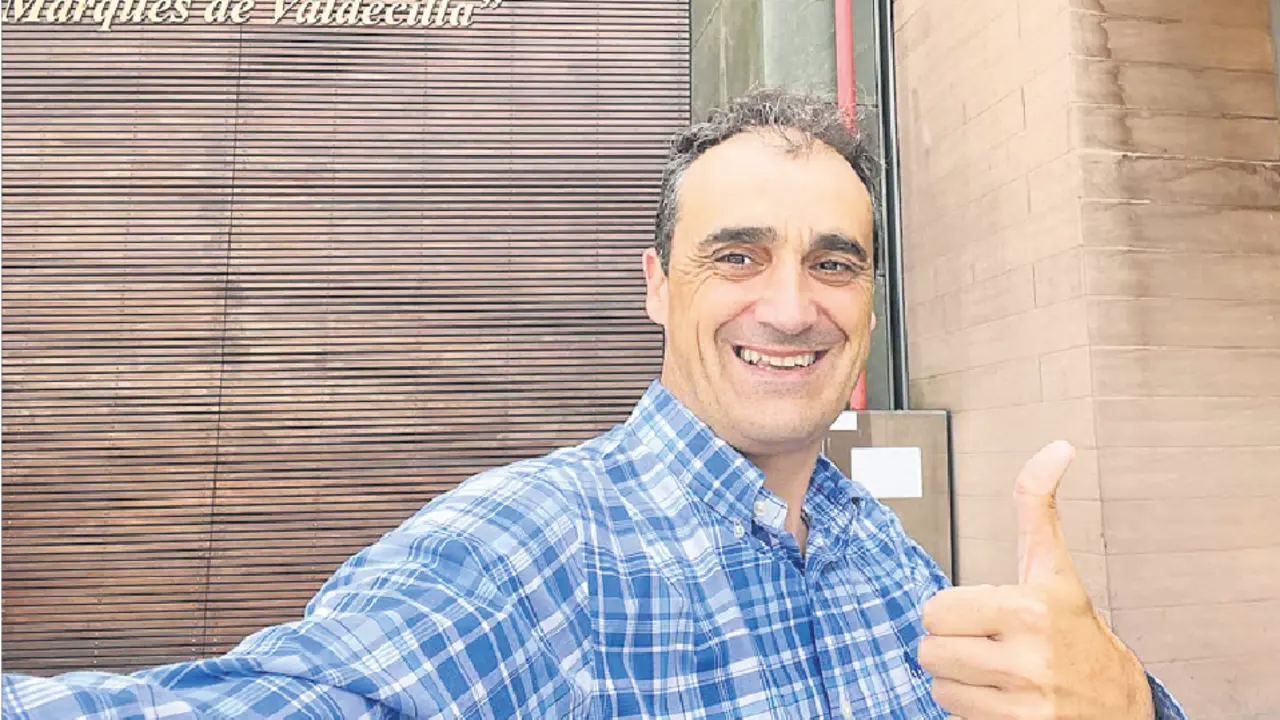 El alcalde de Alfoz de Lloredo, Enrique Bretones, instantes previos a ser operado de su tumor cerebral. / ALERTA