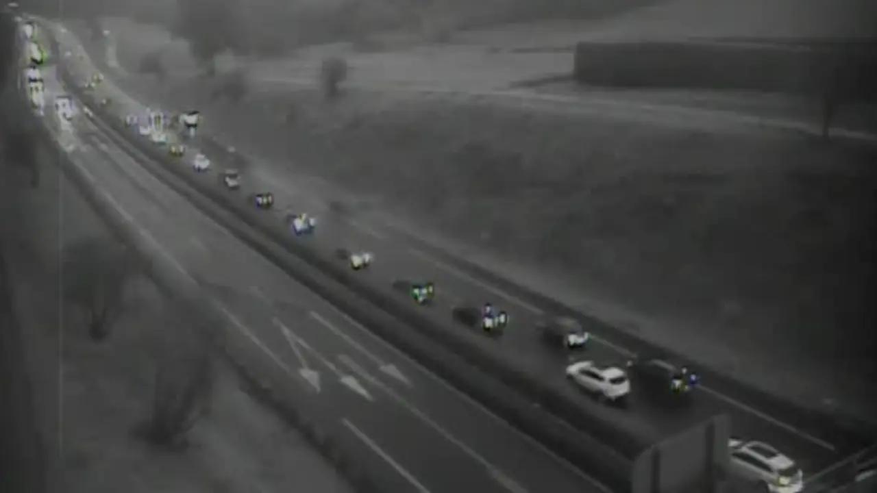 La intensa lluvia provoca un accidente en la A-67 en Gornazo y retenciones hasta Polanco.