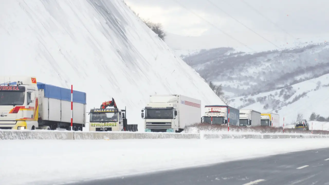 El temporal de nieve y granizo que afecta a Cantabria ocasion&oacute; a lo largo del d&iacute;a de ayer numerosos incidentes en las carreteras de la regi&oacute;n, que obligaron a la intervenci&oacute;n de los servicios de emergencias y la Guardia Civil para rescatar a personas y veh&iacute;culos atrapados. La nieve ha dificul-
tado la circulaci&oacute;n en la Autov&iacute;a de la Meseta y en numerosas carreteras regionales. Bomberos, Guardia Civil y polic&iacute;as actuaron en diferentes puntos de la A-67 y A-8 por la existencia de nieve. En la foto de CUBERO, camiones parados en la Autov&iacute;a de la Meseta.
