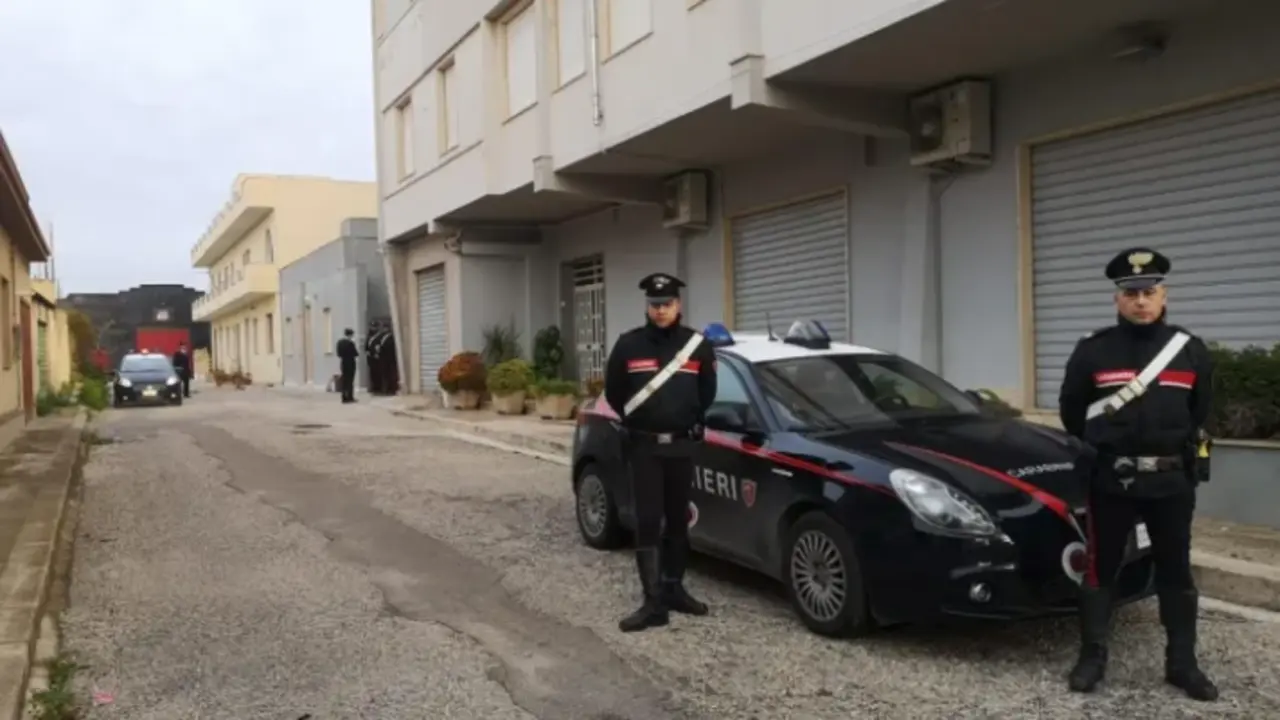 Agentes de la polic&iacute;a italiana ante la casa donde se escond&iacute;a el jefe de la Casa Nostra, Matteo Messina Denaro. EFE / Max Firreri