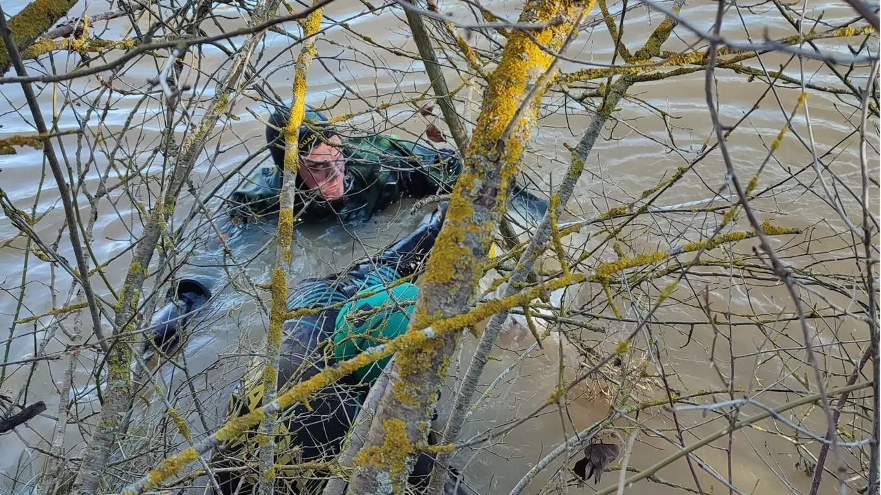 Buzo de la Guardia Civil durante la b&uacute;squeda en el r&iacute;o de la mujer desaparecida.