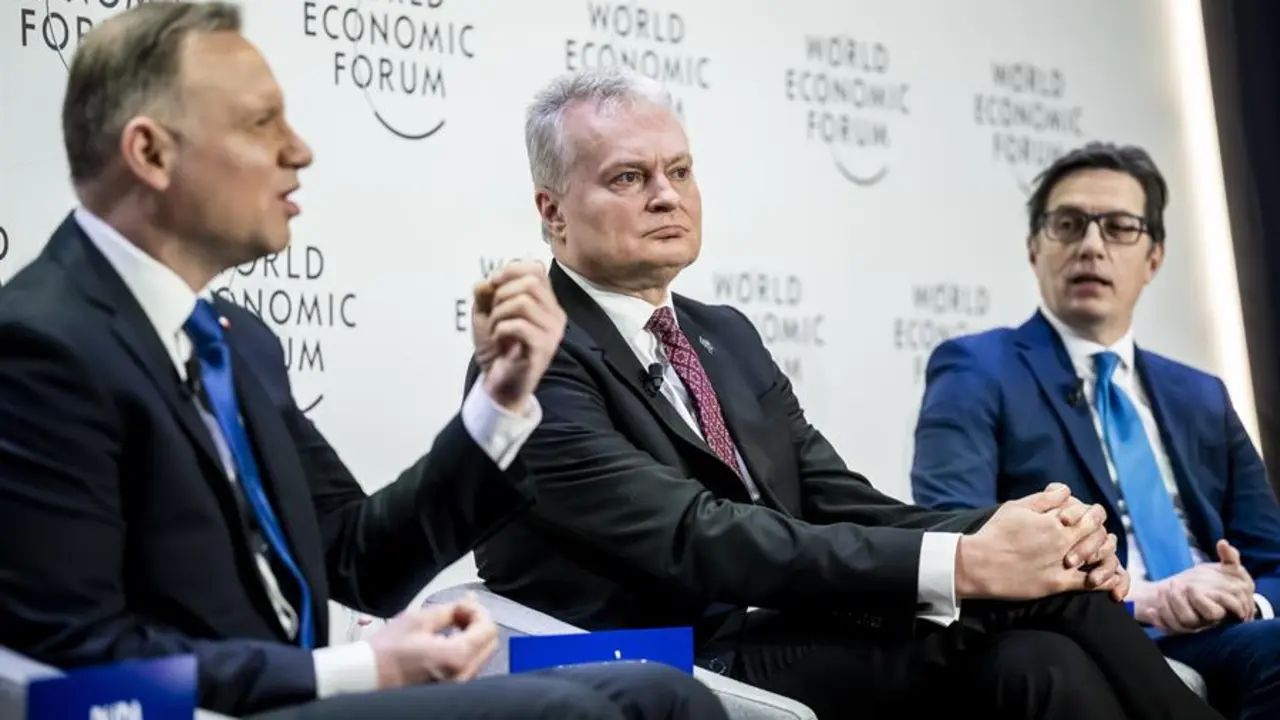 Los presidentes de Lituania, Gitanas Nauseda (c), de Plonia, Andrzej Duda (i) y de Macedonia del Norte, Stevo Pendarovski (d), durante la 53&ordf; reuni&oacute;n anual del Foro Econ&oacute;mico Mundial en Davos. EFE / GIAN EHRENZELLER