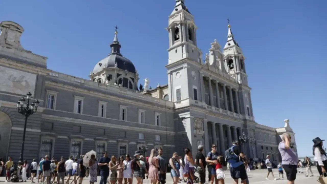 Un grupo de turistas en el Palacio Real de Madrid, en una imagen de archivo. EFE / Mariscal