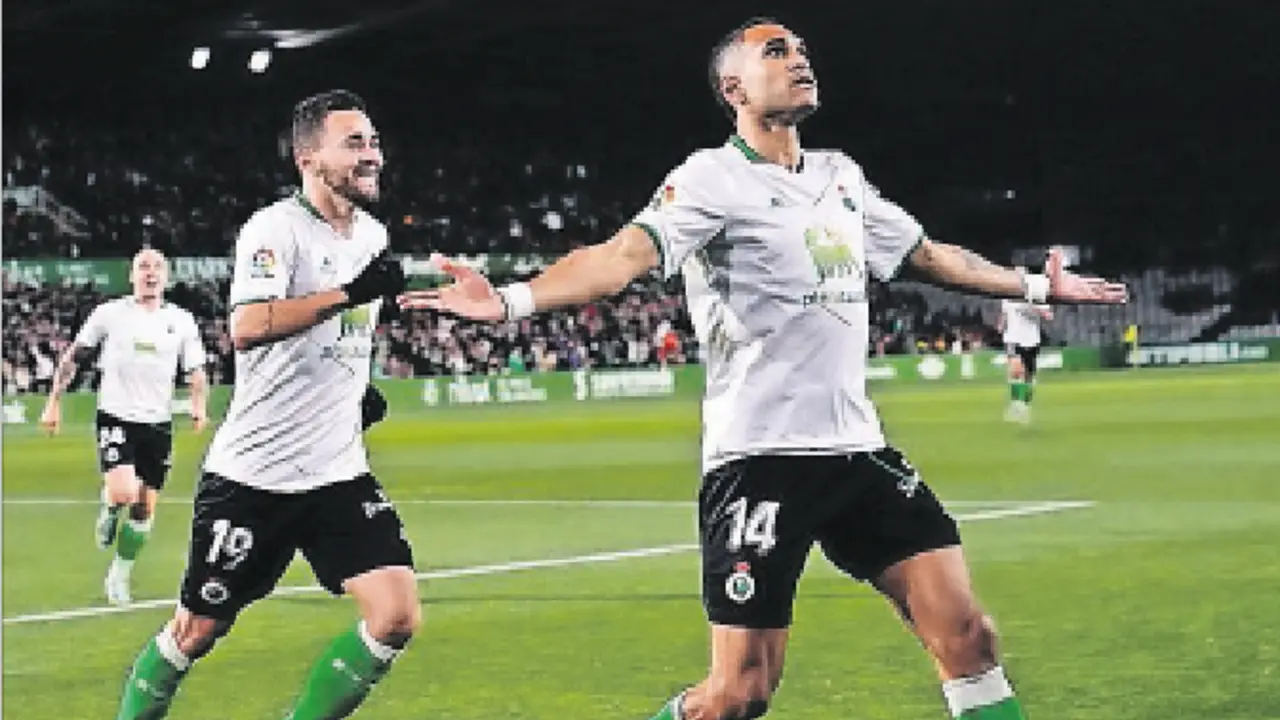 Mboula celebra su gran gol del pasado s&aacute;bado perseguido por Matheus y Pombo. / RRC
