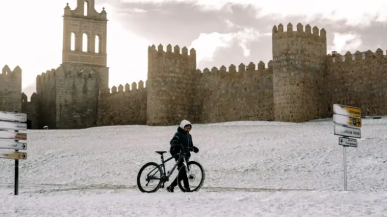 Vista de la zona de la muralla en la ciudad de &Aacute;vila cubierta por la nieve ca&iacute;da durante la madrugada de este mi&eacute;rcoles. EFE / Ra&uacute;l Sanchidri&aacute;n