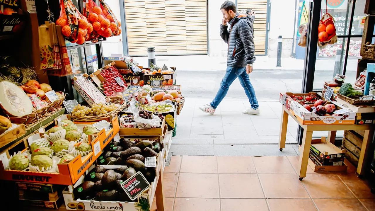 Una persona pasa por delante de una fruter&iacute;a. E.P. / Carlos Luj&aacute;n