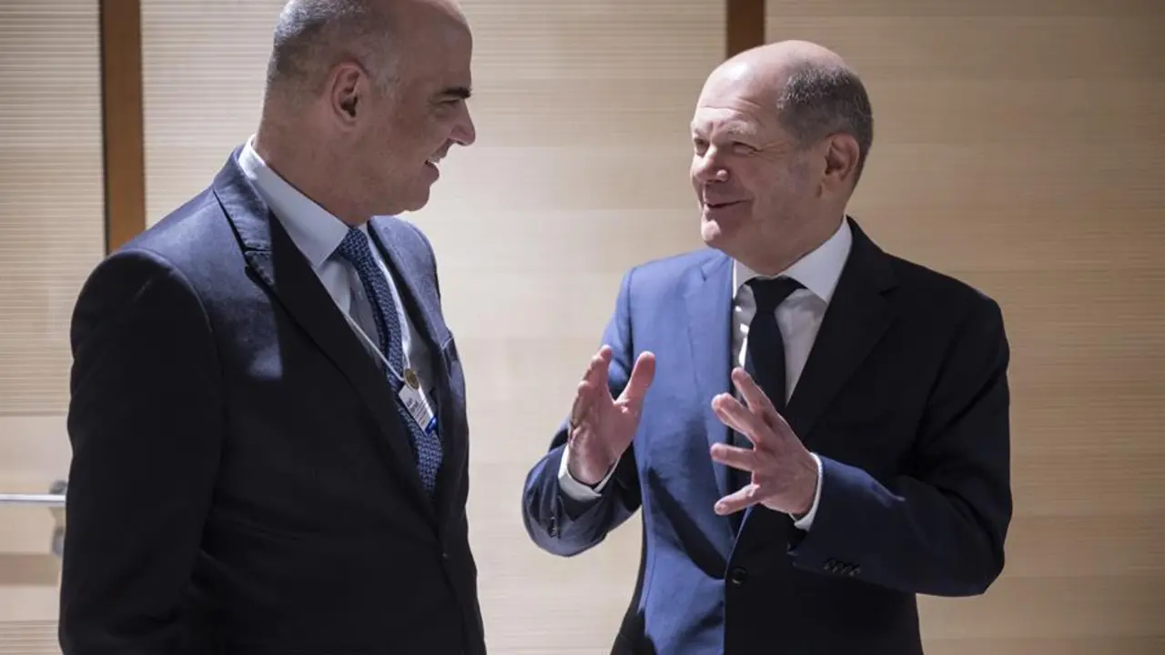 El presidente federal de Suiza, Alain Berset (i), mantiene una reuni&oacute;n bilateral con el canciller alem&aacute;n, Olaf Scholz (d). EFE / Laurent Gillieron