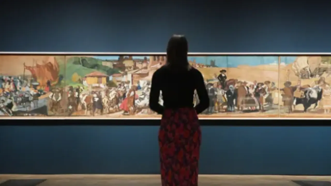 Una galerista observa el cuadro Visi&oacute;n de Espa&ntilde;a del artista Joaqu&iacute;n Sorrolla durante un preestreno para los medios de comunicaci&oacute;n de la exposici&oacute;n Spain and the Hispanic World en la Royal Academy of Art de Londres, Reino Unido. EFE/Neil Hall