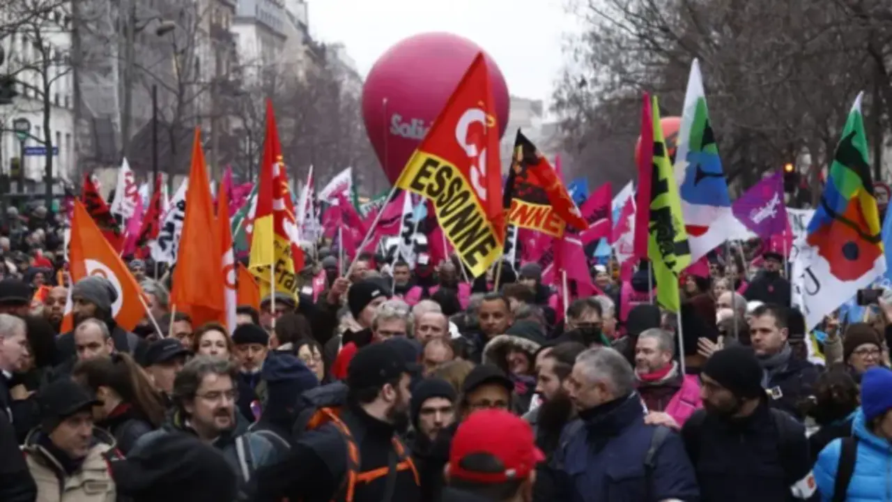 Manifestantes en Francia contra la reforma de las pensiones. EFE/Yoan Valat
