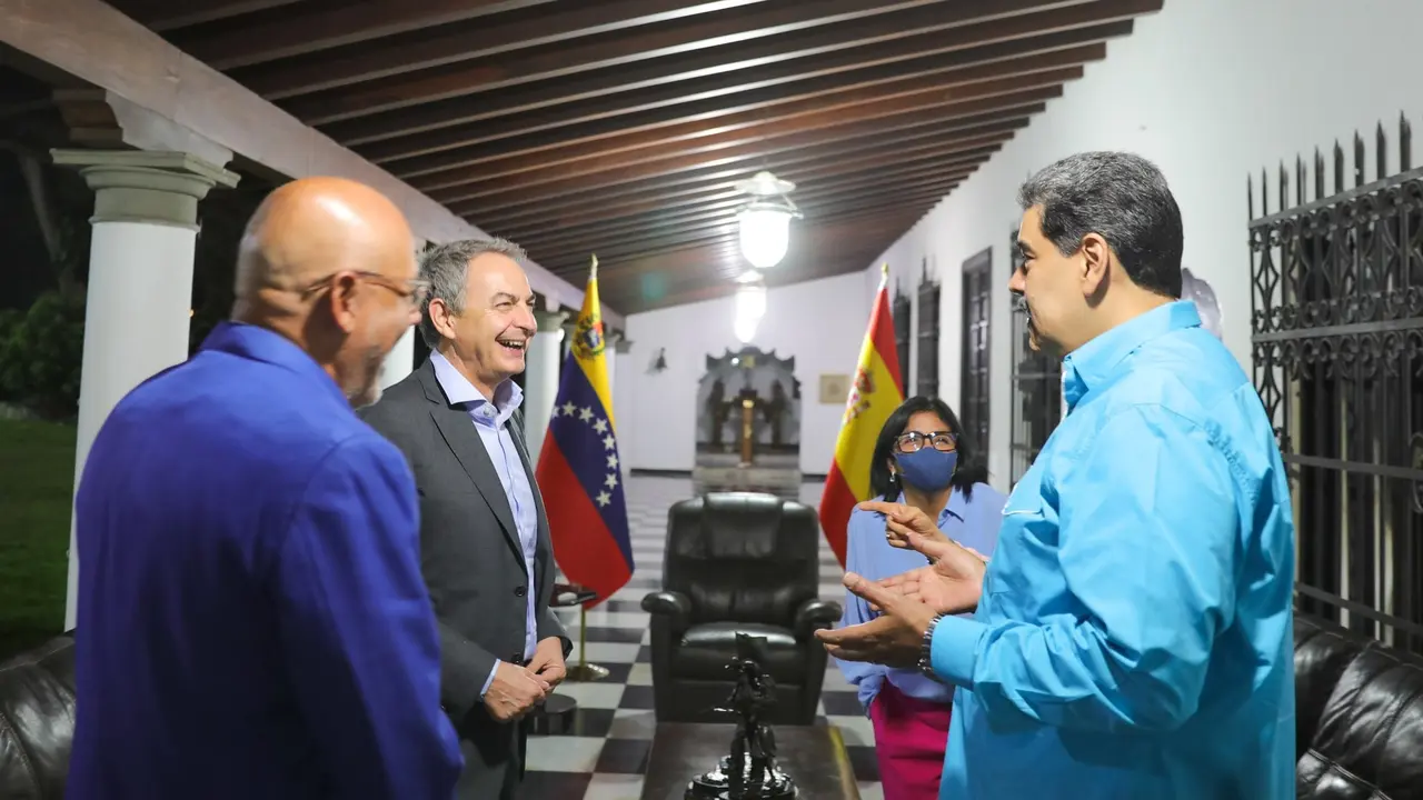 Cargar m&aacute;is
El presidente de Venezuela, Nicol&aacute;s Maduro, recibe al expresidente espa&ntilde;ol Jos&eacute; Luis Rodr&iacute;guez Zapatero.