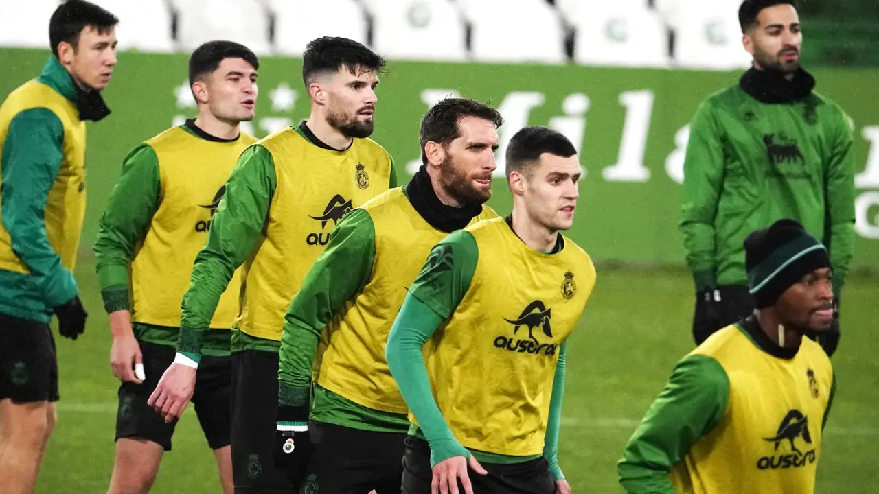 Los jugadores del Racing, ensayando ayer las acciones a bal&oacute;n parado. / RRC