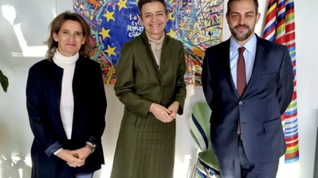 La vicepresidenta tercera del Gobierno de Espa&ntilde;a y ministra para la Transici&oacute;n Ecol&oacute;gica y Reto Demogr&aacute;fico, Teresa Ribera (i), y el ministro de Medio Ambiente y Acci&oacute;n Clim&aacute;tica de Portugal, Jos&eacute; Duarte Cordeiro (d), hoy en Bruselas. EFE