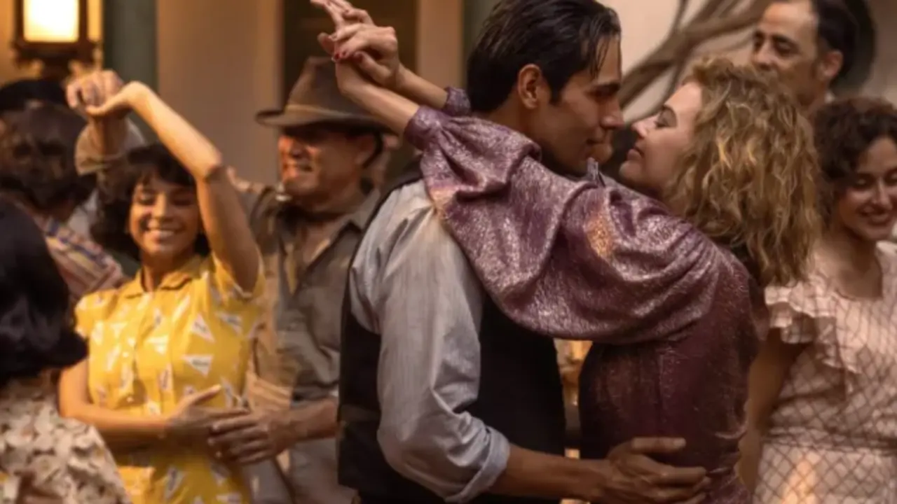 Diego Calva (como Manny Torres) y Margot Robbie (como Nellie LaRoy) en "Babylon". EFE/Paramount Pictures