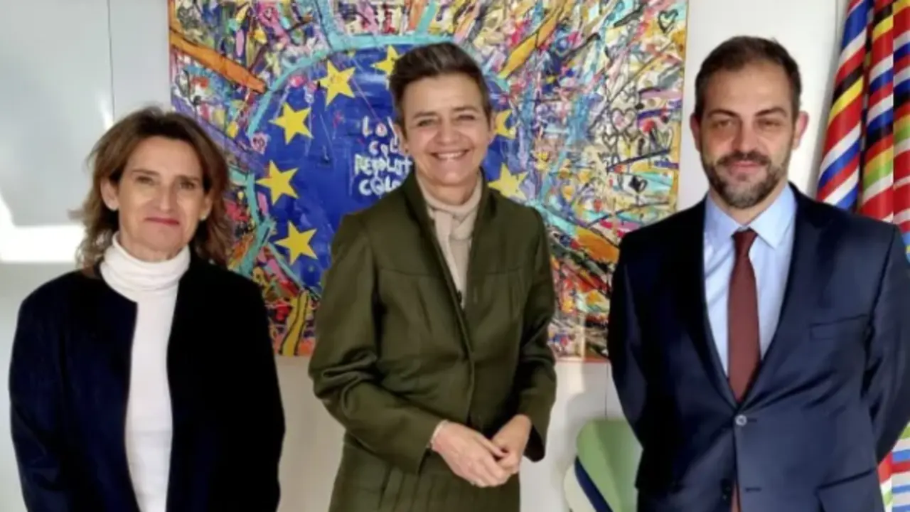 La vicepresidenta tercera del Gobierno de Espa&ntilde;a y ministra para la Transici&oacute;n Ecol&oacute;gica y Reto Demogr&aacute;fico, Teresa Ribera (i), y el ministro de Medio Ambiente y Acci&oacute;n Clim&aacute;tica de Portugal, Jos&eacute; Duarte Cordeiro (d), hoy en Bruselas. EFE/ Ministerio Para La Transici&oacute;n Ecol&oacute;gica Y El Reto Demogr&aacute;fico