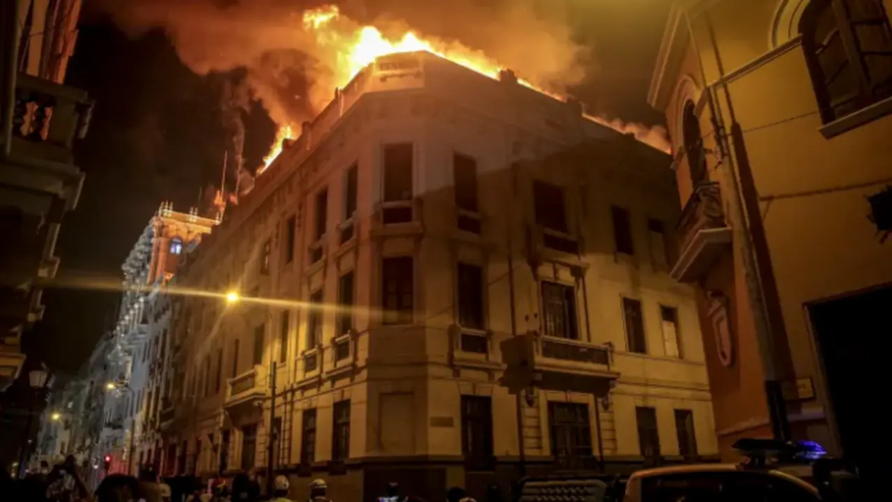 El incendio de un edificio en el centro de Lima (Per&uacute;).EFE/ Str