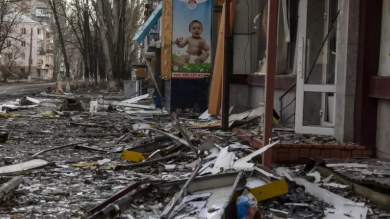Una calle destruida en la regi&oacute;n de Donetsk, al este de Ucrania. EFE / Oleg Petrasyuk
