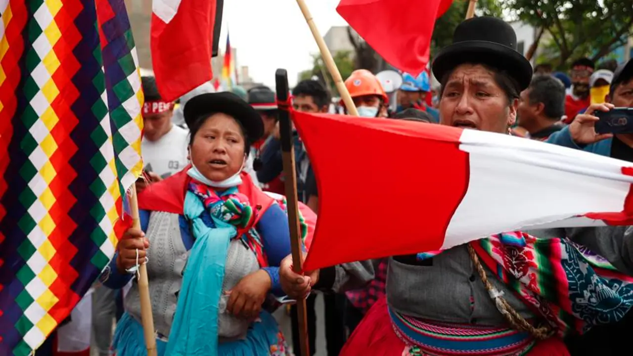 Manifestantes participan en una marcha bloqueada por polic&iacute;as y que se dirig&iacute;a al Congreso al margen de la llamada "toma de Lima", en Lima (Per&uacute;). EFE / Paolo Aguilar