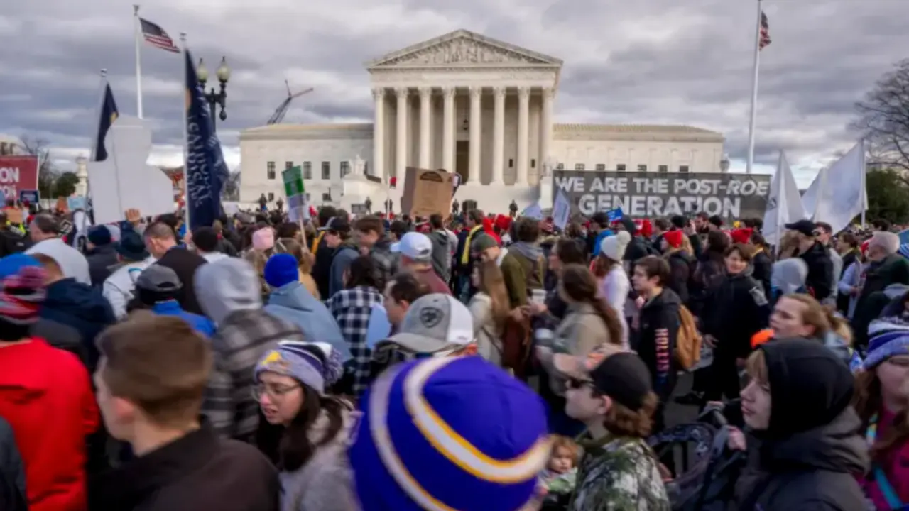 Activistas contra el aborto de todo el pa&iacute;s caminan cerca al Tribunal Supremo de Estados Unidos durante la Marcha anual por la Vida en el National Mall, en Washington (EE.UU.). Shawn Thew